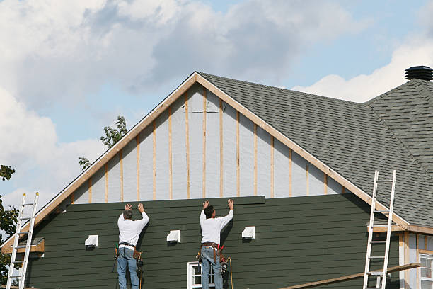 Professional Siding Installation technician working in Clifton, TX